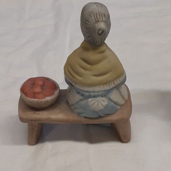 Pair of vintage ceramic figurines: old woman peeling apples and man scrubbing. - Picture 4 of 13